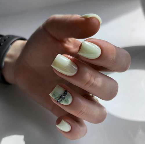 Manucure avec un motif pour ongles courts: tendances 2021, photos