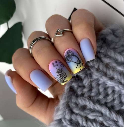 Motifs de printemps sur des ongles courts
