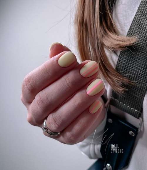 Manucure avec un motif pour ongles courts: tendances 2021, photos