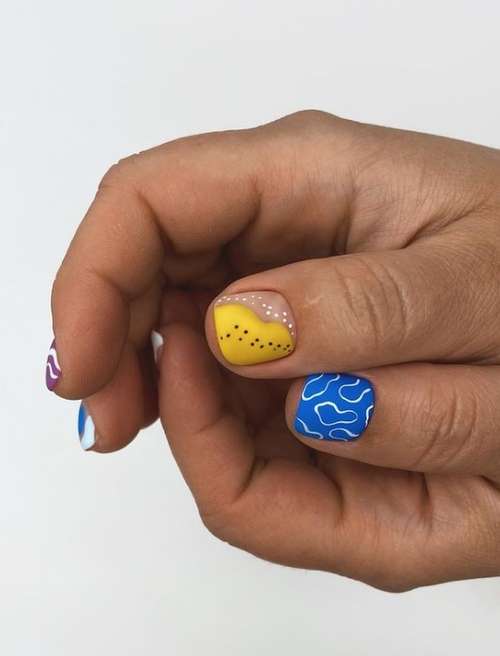 Manucure avec un motif pour ongles courts: tendances 2021, photos