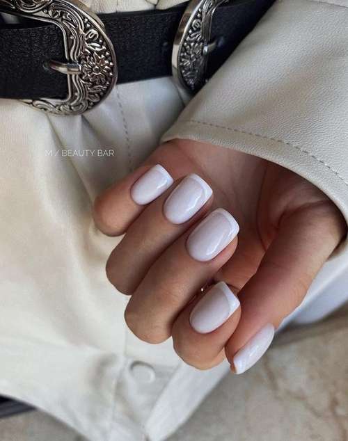 Manucure translucide avec design 2021-2022: nouveautés photo