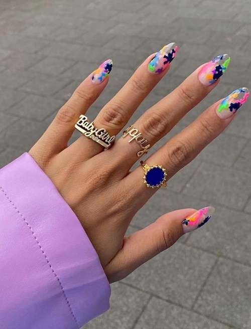 Manucure translucide avec design 2021-2022: nouveautés photo