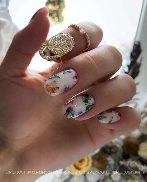 Manucure translucide avec design 2021-2022: nouveautés photo