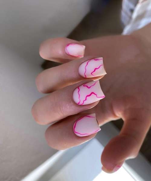 Manucure translucide avec design 2021-2022: nouveautés photo