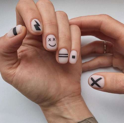 Manucure translucide avec design 2021-2022: nouveautés photo