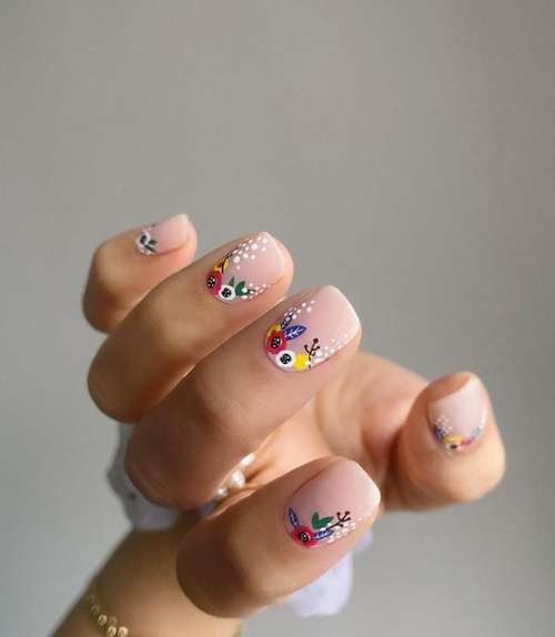 Manucure translucide avec design 2021-2022: nouveautés photo