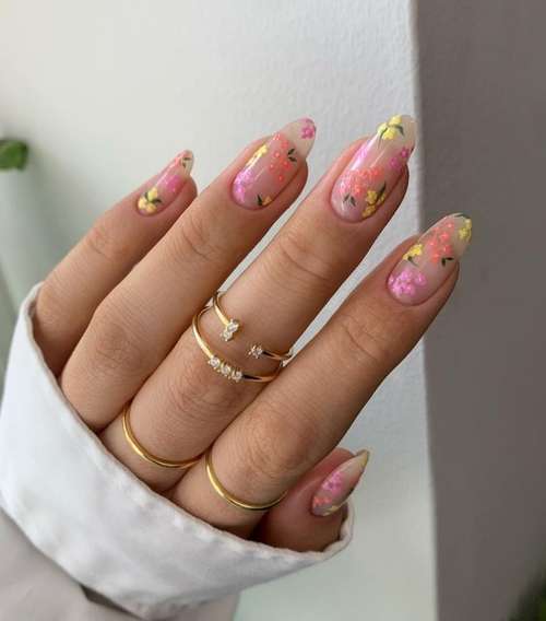 Manucure translucide avec design 2021-2022: nouveautés photo