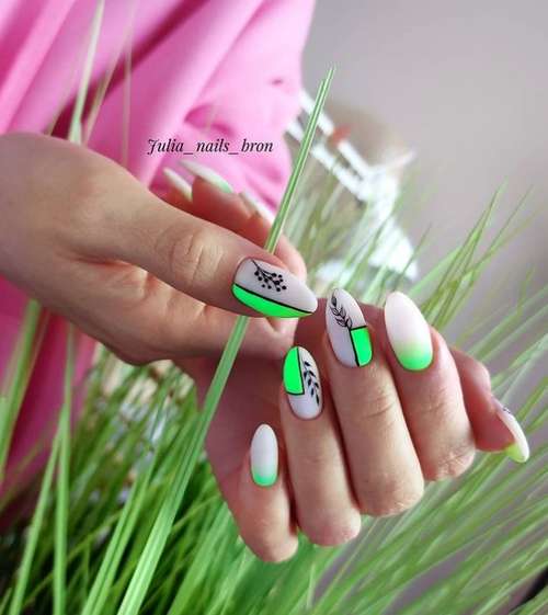 Manucure translucide avec design 2021-2022: nouveautés photo