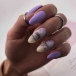 Dégradé laiteux printanier sur les ongles