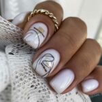 Belle manucure lactée pour ongles courts