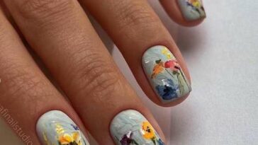 Manucure avec un motif pour les ongles courts photo