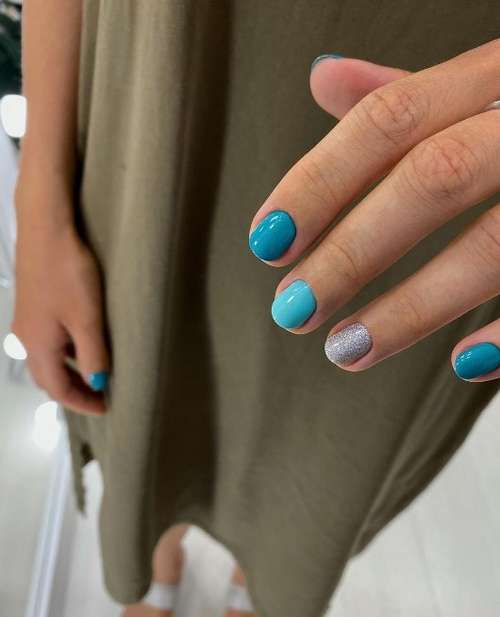 Manucure turquoise ongles courts