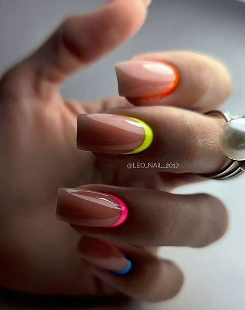 Beige avec une manucure aux accents brillants