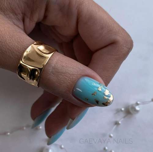 Manucure translucide verte avec de l'or