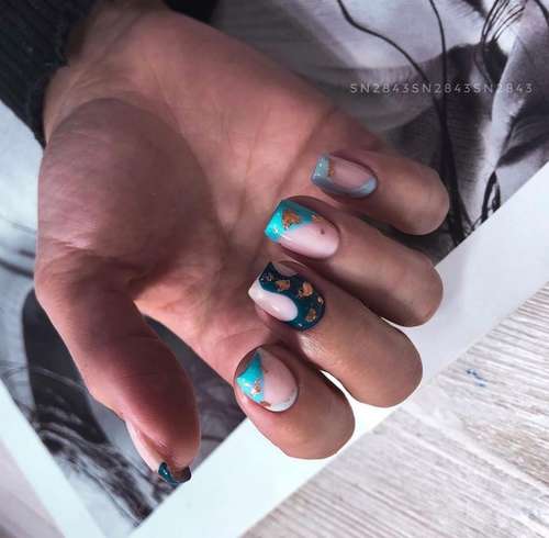 Manucure avec de l'or 2021-2022: nouveautés design tendance