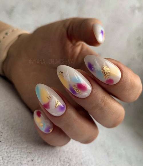 Manucure avec de l'or 2021-2022: nouveautés design tendance