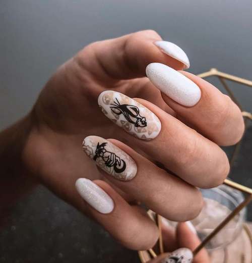 Manucure avec de l'or 2021-2022: nouveautés design tendance