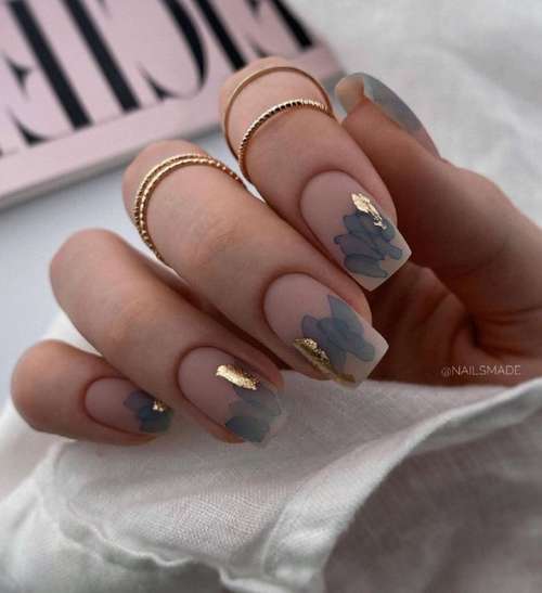 Manucure avec de l'or 2021-2022: nouveautés design tendance