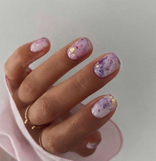 Manucure avec de l'or 2021-2022: nouveautés design tendance