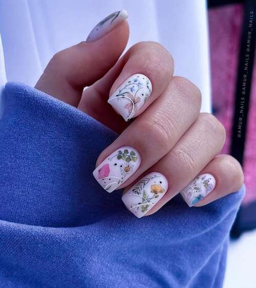 Manucure d'été avec des feuilles