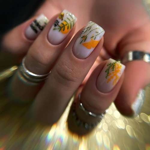 Belle manucure avec des feuilles