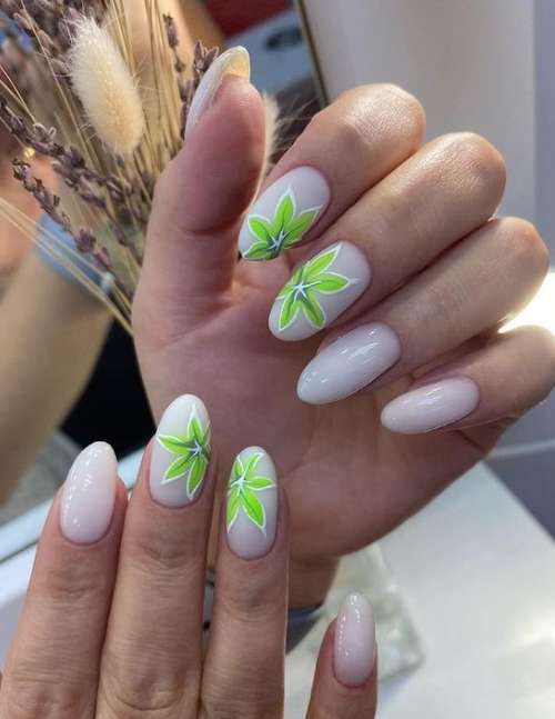 Manucure avec feuilles: design 2021-2022, nouveautés sur la photo