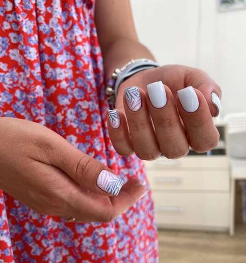 Manucure avec feuilles: design 2021-2022, nouveautés sur la photo