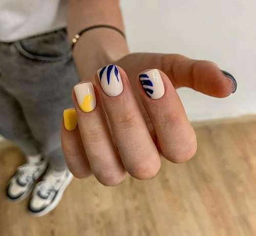 Manucure avec feuilles: design 2021-2022, nouveautés sur la photo