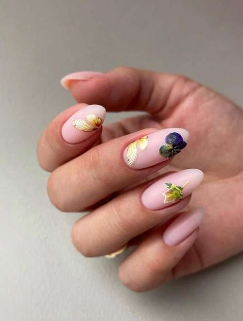 Manucure avec feuilles: design 2021-2022, nouveautés sur la photo