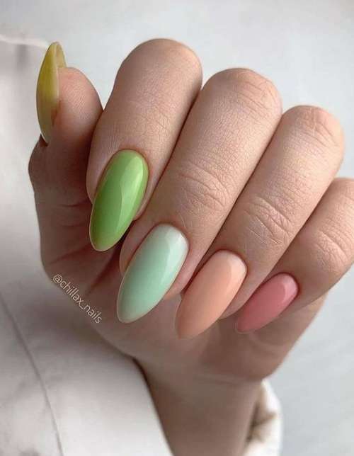 Manucure multicolore avec bases colorées