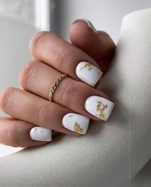 Ongles blancs en feuille carrée