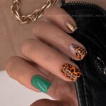 Nouveaux ongles courts de manucure d'automne