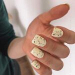 Nouvelle manucure pour ongles carrés courts