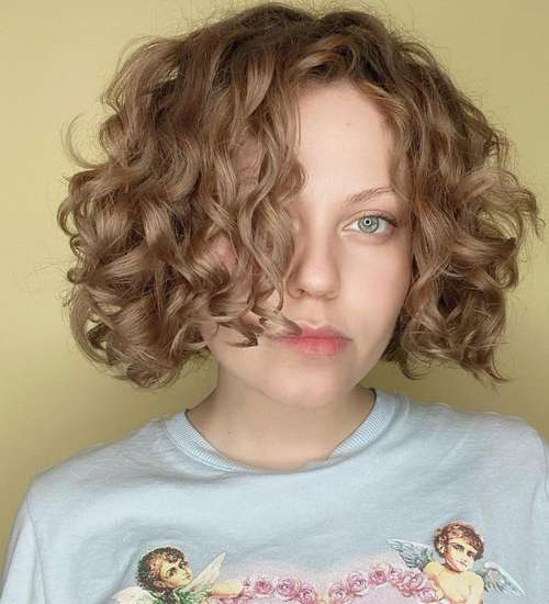 Longue coupe de cheveux bob bob bouclés