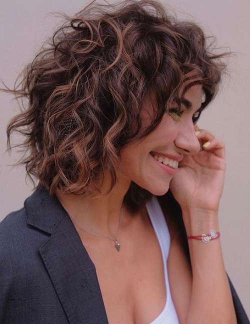 Longue coupe de cheveux bouclés hirsute