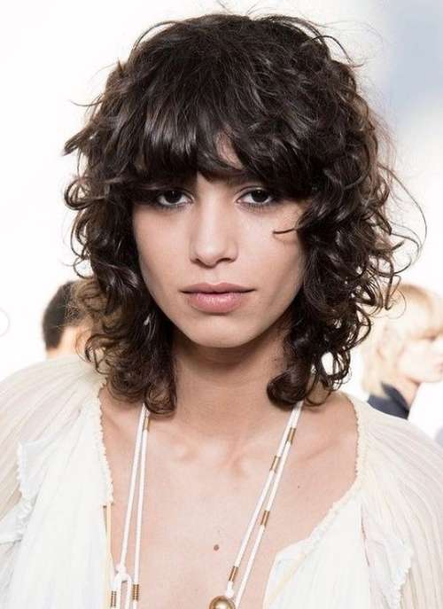 Loup coupe de cheveux bouclés