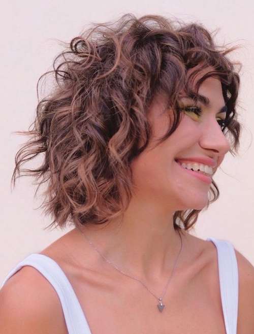 Coupes de cheveux à la mode 2021 pour cheveux bouclés: actualités, tendances, photos