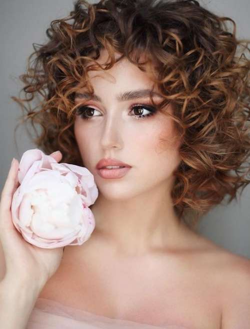 Coupes de cheveux à la mode 2021 pour cheveux bouclés: actualités, tendances, photos