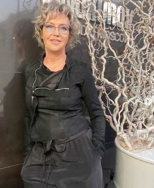 Coupe de cheveux courte et bouclée pour femme