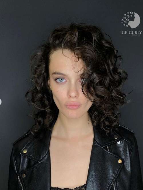 Coupes de cheveux à la mode 2021 pour cheveux bouclés: actualités, tendances, photos