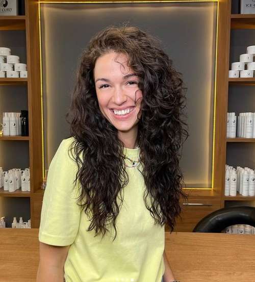 Coupes de cheveux à la mode 2021 pour cheveux bouclés: actualités, tendances, photos