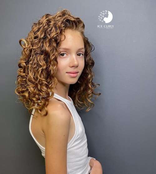 Coupes de cheveux à la mode 2021 pour cheveux bouclés: actualités, tendances, photos