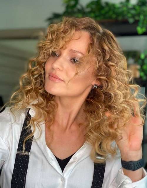 Coupes de cheveux à la mode 2021 pour cheveux bouclés: actualités, tendances, photos