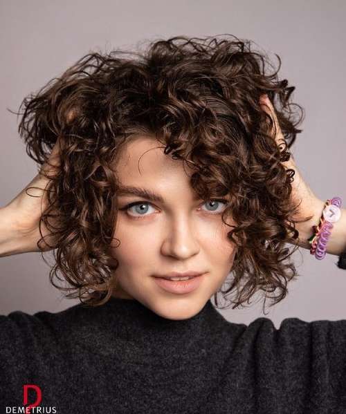 Coupes de cheveux à la mode 2021 pour cheveux bouclés: actualités, tendances, photos