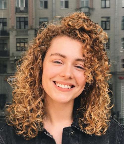 Coupes de cheveux à la mode 2021 pour cheveux bouclés: actualités, tendances, photos