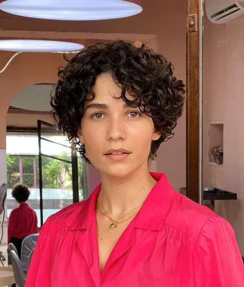 Coupes de cheveux à la mode 2021 pour cheveux bouclés: actualités, tendances, photos