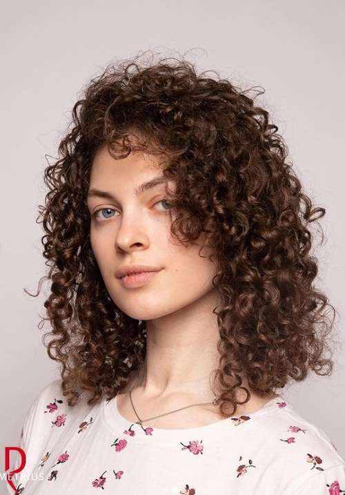 Coupes de cheveux à la mode 2021 pour cheveux bouclés: actualités, tendances, photos