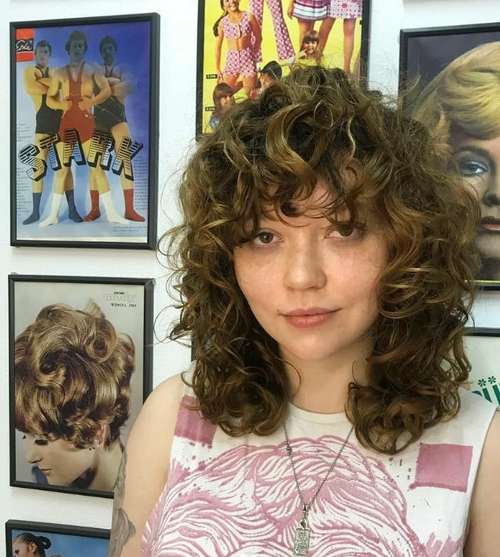 Coupes de cheveux à la mode 2021 pour cheveux bouclés: actualités, tendances, photos