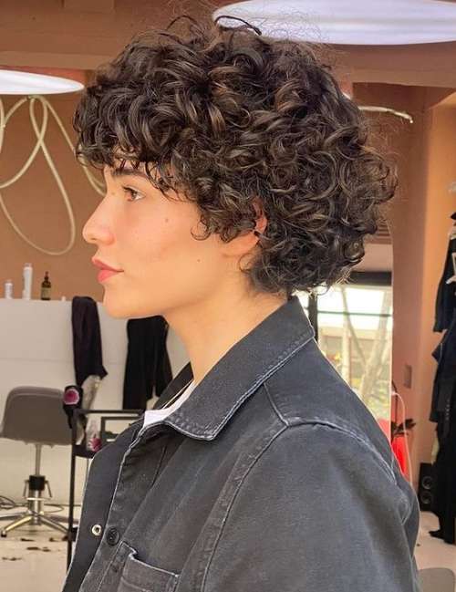 Coupes de cheveux à la mode 2021 pour cheveux bouclés: actualités, tendances, photos
