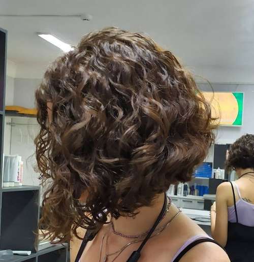 Coupes de cheveux à la mode 2021 pour cheveux bouclés: actualités, tendances, photos